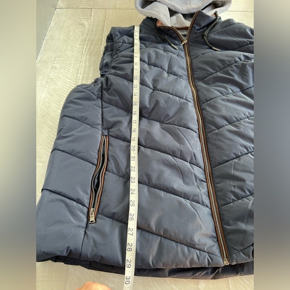 Men’s Bleeker & Broad Channel Quilt Navy puffer vest with grey hood in size XXL - Picture 5 of 10